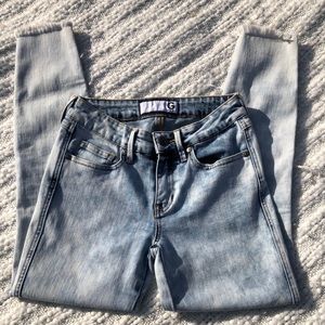 New, acid washed guess skinny jeans with stretch